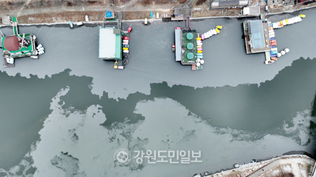 ▲ 강원지역에 추위가 이어지고 있는 가운데 12일 춘천 공지천이 얼었다.김정호 기자