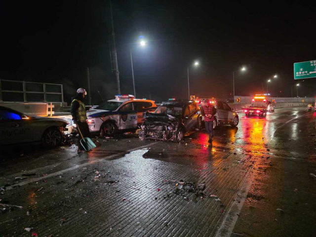 ▲ 15일 오전 2시 44분쯤 정선군 남면 국도 38호선 증산교차로 인근에서 발생한 단독사고를 경찰이 수습하던 과정에서 뒤따르던 차량 6대가 잇따라 미끄러지며 연쇄 추돌로 이어졌다.이 사고로 1명이 크게 다치고 4