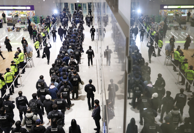 ▲ 캄보디아에서 스캠(scam·사기), 인질강도 등 범행을 저지른 한국인 범죄 조직원들이 23일 인천국제공항을 통해 국내로 송환돼 수사기관으로 압송되고 있다. 연합뉴스