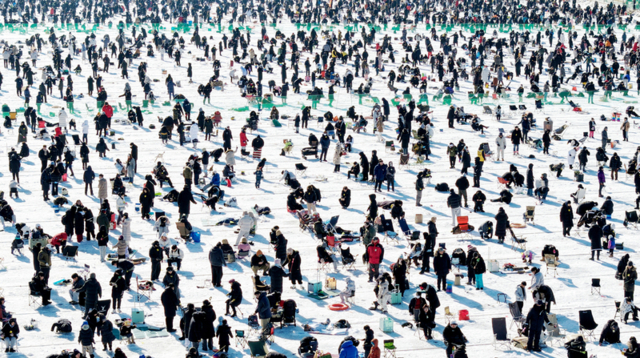 ▲ 2026 화천산천어축제가 개막 15일 만인 24일 현재 누적 관광객 100만명을 돌파,<a href=