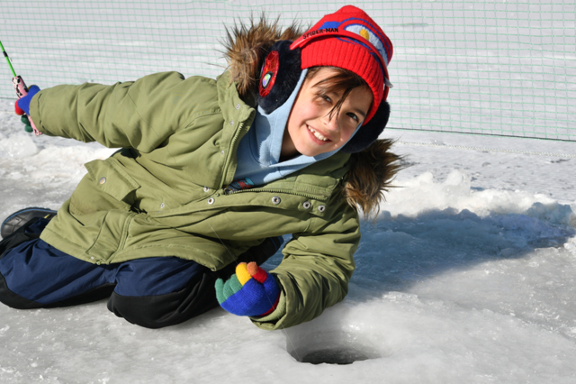 ▲ 화천산천어축제가 15일만에 누적 방문객 100만명을 돌파하며 순항하는 가운데 축제장을 찾은 외국인 관광객들도 밀리언 축제 실현의 주인공으로 한축을 담당하고 있다.사진은 외국인 낚시터에서 즐거운 시간을 보내고 있