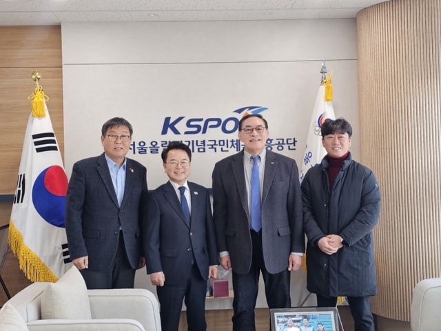 ▲ 육동한 춘천시장은 27일 서울 올림픽회관에서 하형주 국민체육진흥공단 이사장을 만나 공연형 아레나 춘천 조성의 필요성을 설명했다.