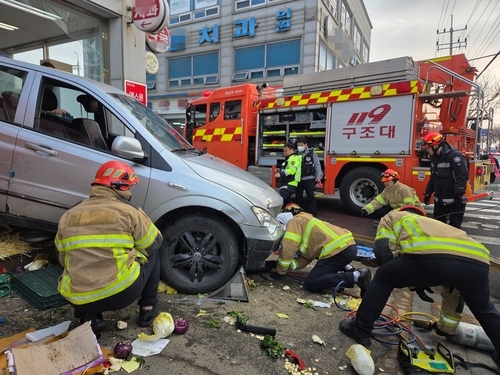 ▲ 4일 오전 9시 33분쯤 충남 서천군 서천읍 서천시장 근처에서 주차를 하려고 후진하던 스포츠유틸리티차(SUV)가 인도로 올라타 노점상을 덮치고 약국까지 돌진했다. 사진은 사고현장. 충남소방본부 제공