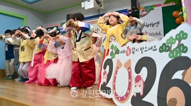 ▲ 설 명절을 앞둔 12일 춘천 다경다현 어린이집에서 아이들이 새배교육을 받고 있다.<BR> 방도겸 기자