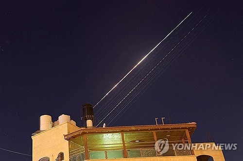 ▲ 이스라엘을 향해 날아가는 이란의 집속탄 탑재 추정 미사일 [로이터=연합뉴스 자료사진]