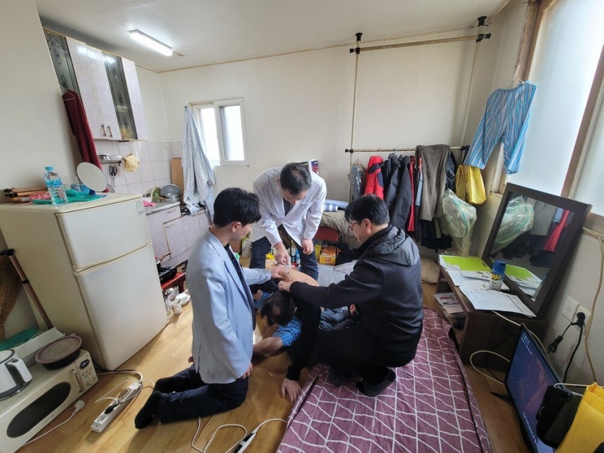 ▲ 5일 이정환 의사와 이윤성 간호사,김현수 사회복지사가 춘천 효자동에 거주하는 김상훈(68·가명) 씨의 집에 방문했다.이정환 의사가 김 씨에게 통증 주사를 놓고 있다.