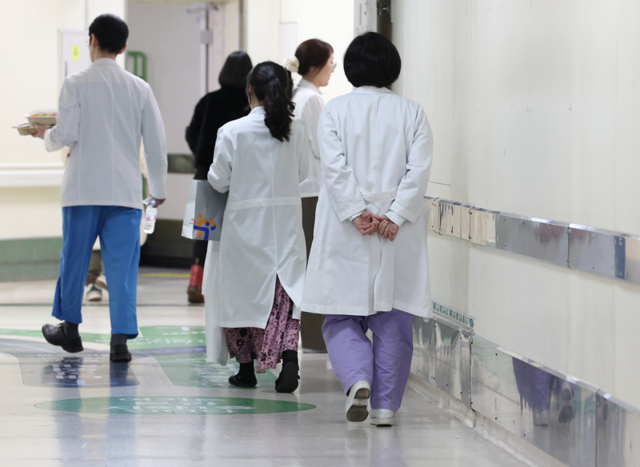 ▲ 서울 종로구 서울대병원에서 의료진이 이동하고 있다.연합뉴스