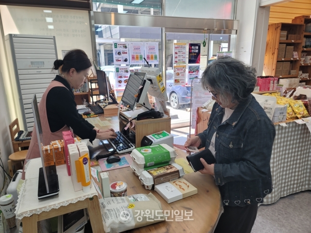 ▲ 춘천 두레생협 조합원 김순희(65) 씨가 8일 두레생협 퇴계점에서 계란 등 물품을 구입하고 있다. 이설화 기자