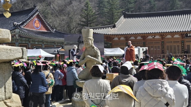 ▲ '사경책·호마목 소지 대법회'가 11일 오대산 월정사 경내 팔각구층석탑 앞에서 봉행됐다. 김진형 기자