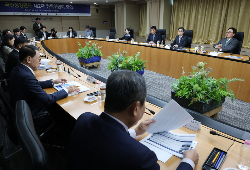 ▲ 지난달 14일 중구 예금보험공사에서 열린 국민성장펀드 2차 전략위원회에서 공동위원장인 이억원 금융위원장이 발언을 하고 있다. 연합뉴스