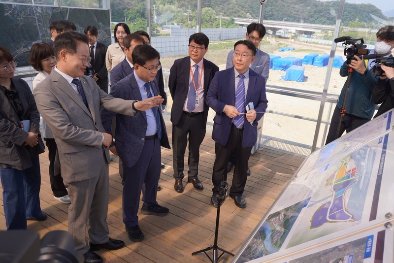 ▲ 김성환 기후에너지환경부 장관이 15일 춘천 수열에너지클러스터를 찾아 더불어민주당 허영 국회의원 등과 함께 데이터센터 유치 계획 등에 대해 논의했다. 허영 의원 페이스북.