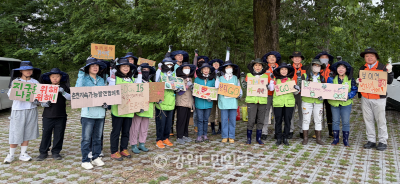 ▲ 23일 춘천시자원봉사센터와 춘천지속가능발전협의회가 춘천 고구마섬에서 가시박 제거 활동을 진행했다. 최수현 기자