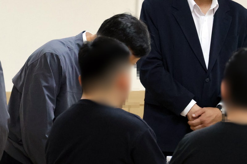 한화에어로 희생자들 가족 품으로…유족들 "당신들이 지옥 불로 집어넣었다"
