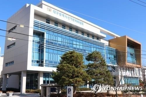 투표용지 사태 와중에…선관위 직원 청사 내 골프연습 논란