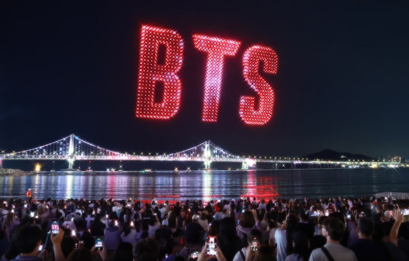 BTS 부산 공연 1시간15분 지연…하이브 "큰 불편 끼쳐 죄송"