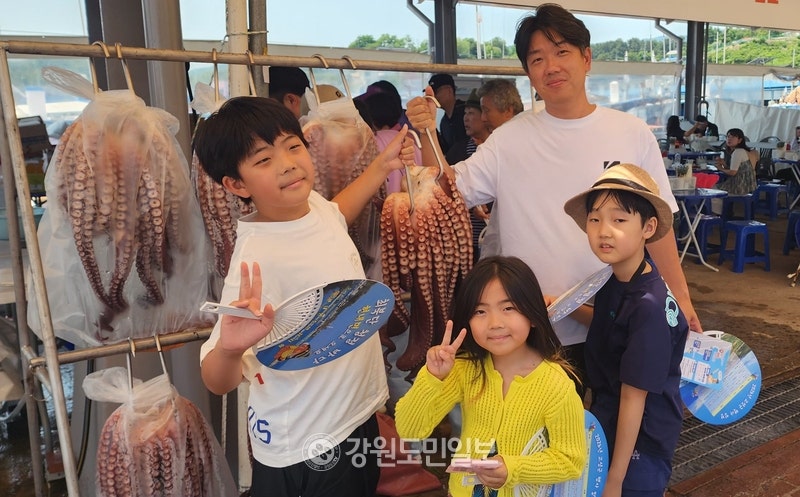 [르포]"금강산도 대문어 먼저 먹고"…저도 대문어축제 인산인해