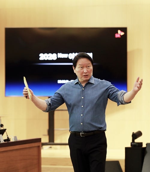 최태원 "직원마다 AI 에이전트 하나씩"…인공지능 전환 속도전