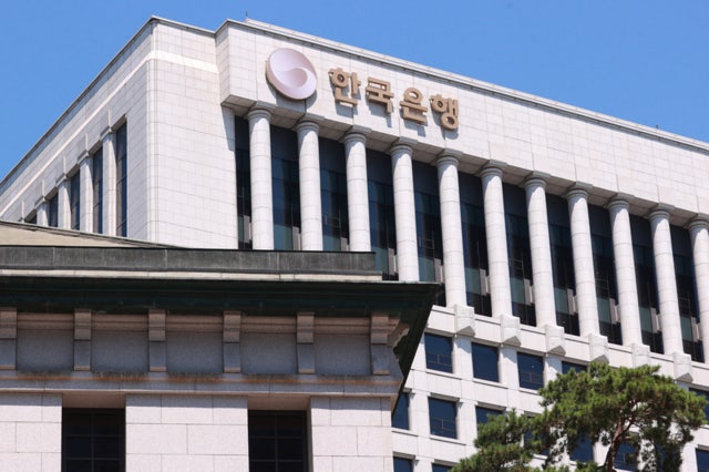 외국인 자금 썰물 속 파마리서치 팔고 휴젤 샀다