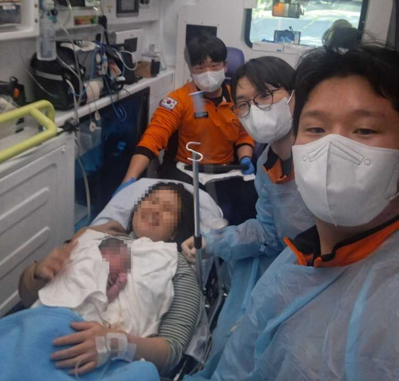 "아기가 나올 것 같아요"… 36주 임신부, 병원 이송 중 속초 119 구급차서 무사 출산
