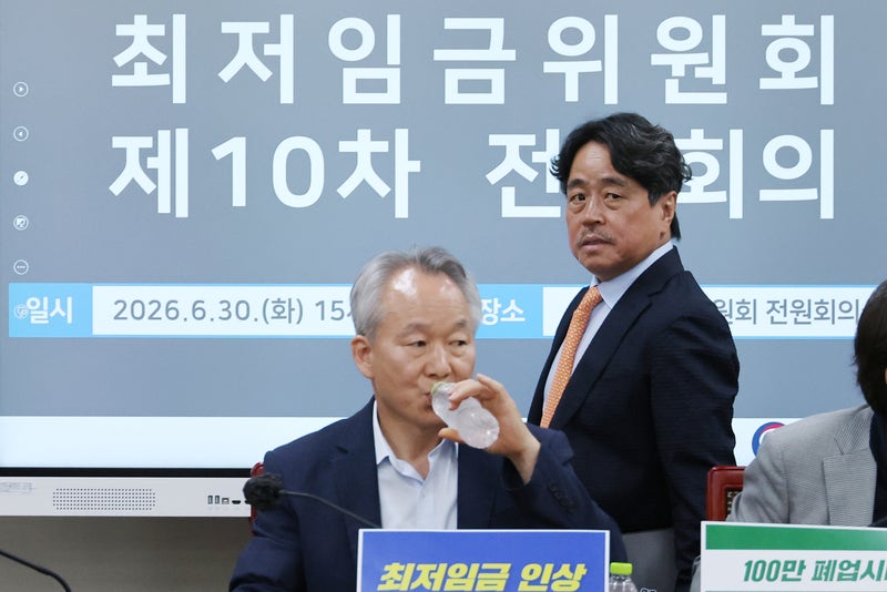 [속보] 최저임금 1차 수정안도 평행선…노동계 1만1970원 vs 경영계 1만340원