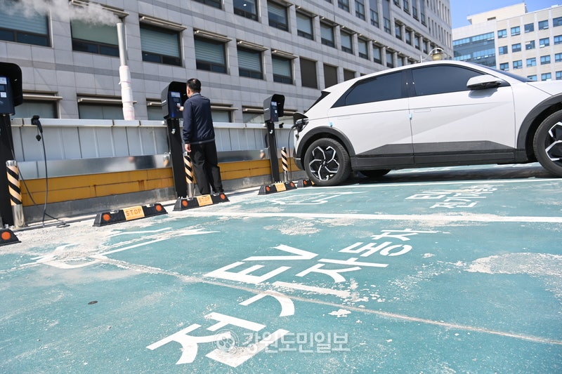 전기차 충전요금 8월부터 세분화…초고속 오르고 저속 내린다