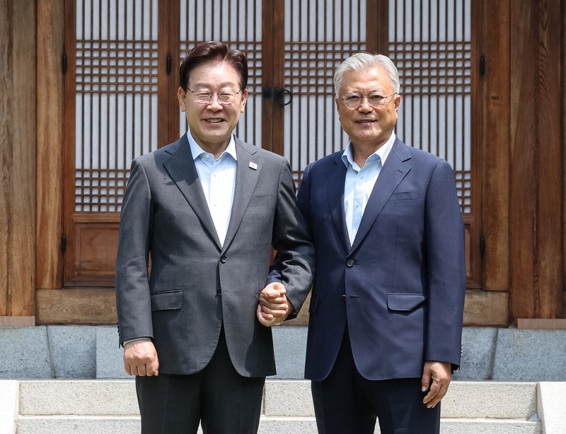 [속보] 이 대통령·문 전 대통령 "단합·통합이 국정 동력"…민주정부 계승 한목소리