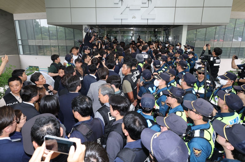 [속보] 잠실 개표소 국조특위 진입 저지하며 경찰 폭행한 60대 구속 기로