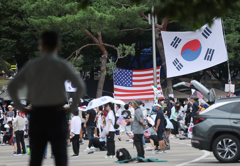 31일째 잠실 개표소 봉쇄 시위…무더위·소나기에 현장 인파 줄어