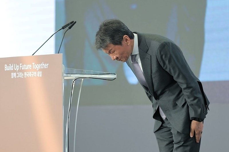 [속보] 정몽규, 13년 5개월만에 축구협회장직 내려놨다…"모든 과오  내 책임"