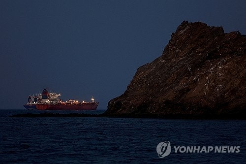 [속보] 미, <b>호르무즈 해협 공습</b> 재개… "이란, 상선 또 공격"