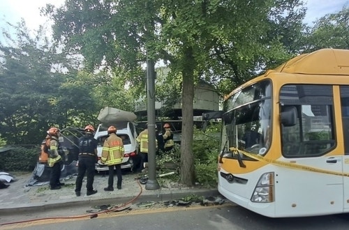 분당 <b>정자역</b> 인근서 벤츠 <b>인도 돌진</b>…30대 보행자 숨져