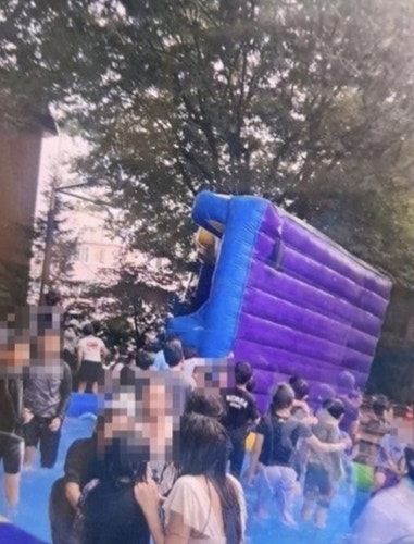 [속보] 물놀이터에 대형 <b>에어바운스</b> 전도…어린이 5명 부상