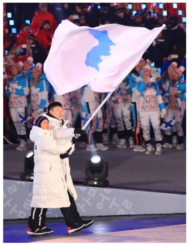 ▲ 남북 선수단이 2018년 2월 9일 평창올림픽 스타디움에서 열린 평창올림픽 개회식에서 한반도 기를 들고 민족의 노래 아리랑 선율에 맞춰 등장했다. 우리나라 봅슬레이 간판 원윤종과 올림픽 첫 남북 단일팀의 일원인