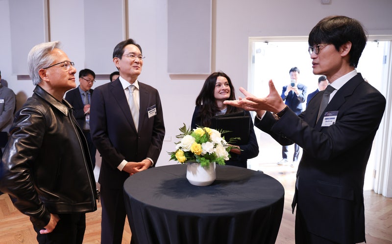 [속보] <b>네이버</b>, 엔비디아와 글로벌 AI 팩토리 구축…10억달러 <b>유상증자</b>...