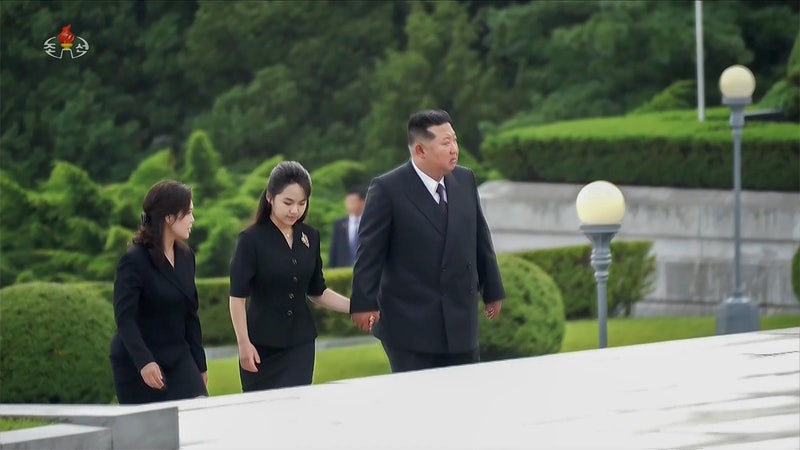<b>김정은</b>, 6·25 정전일 참전열사묘 참배에 딸 주애 첫 대동…北 후계구도...
