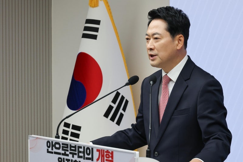 [속보] <b>장동혁</b> "<b>당원주권</b>시대 열 것…당협위원장 선출에 당원 참여"