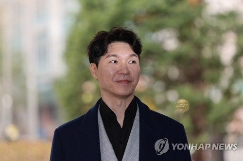<b>박수홍</b>, 괌 비행기 지연 논란에 사과…"미숙한 판단, 변명 여지 없다"