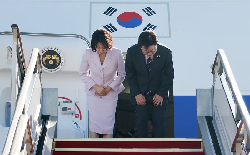 이 대통령, 프랑스로 출국…마크롱과 '<b>뤼미에르 서밋</b>' 공동의장