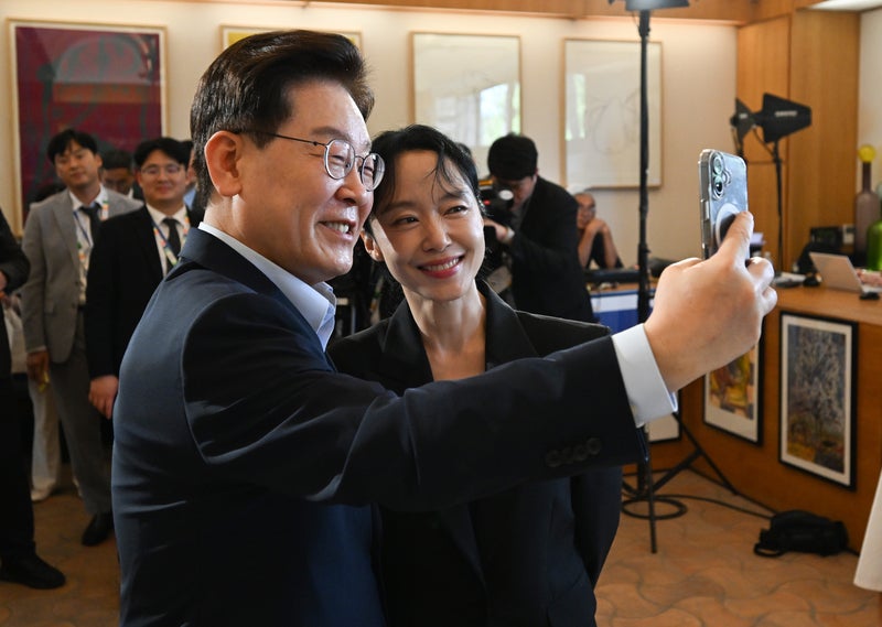 "아내가 찍어오라고 했다"…<b>이 대통령</b>, 프랑스서 <b>전도연</b>과 <b>셀카</b>