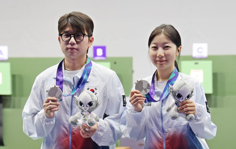 [<b>아시안게임</b>] 박하준·반효진, 0.4점 차 극적 역전으로 사격 첫 은<b>메달</b>