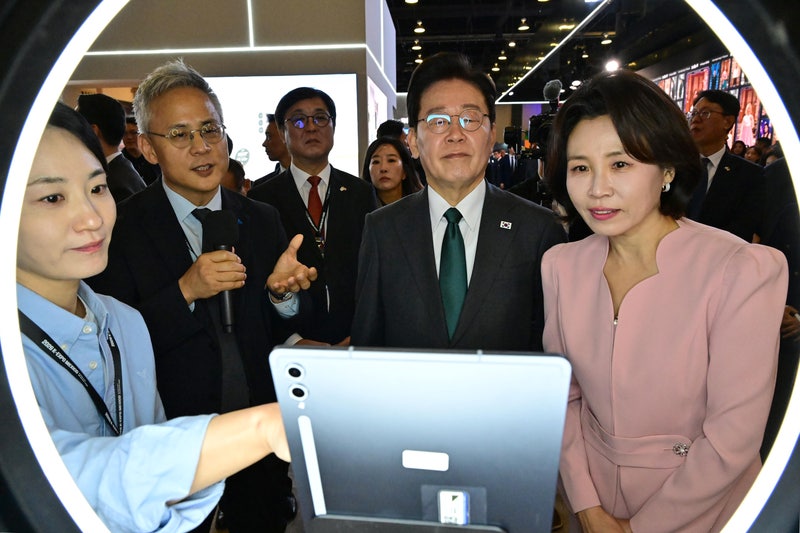 [속보] 멕시코 '<b>K엑스포</b>' 둘러본 <b>이 대통령</b>…"관세 얼마나 올랐나"