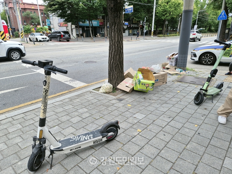 면허 없이·헬멧 없이…대학가 전동킥보드 위험한 질주