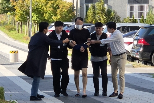 ▲ 28일 오후 경기 남양주시 다산동 의정부지방법원 남양주지원에서 70대 여성을 흉기로 살해한 혐의를 받는 A씨가 구속 전 피의자 심문(영장실질심사)을 위해 법정으로 이동하고 있다.연합뉴스