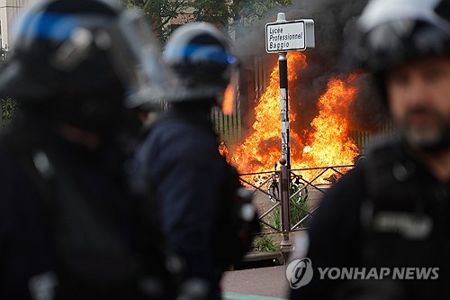 ▲ 프랑스 고교생 시위로 불붙은 거리 [AP=연합뉴스 자료사진]