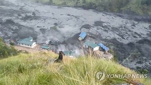 ▲ 네팔 중부 간다키주 고르카 지역에서 홍수로 범람한 부디 간다키강의 급류에 주변 주택 등이 휩쓸려나가는 모습 /AFP=연합뉴스