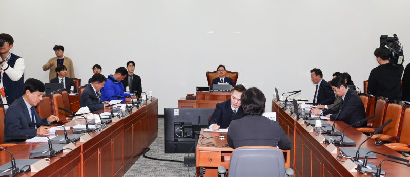 [속보] '<b>문형배</b>·<b>이미선 임기연장</b>법' 법사소위 야당 단독 통과