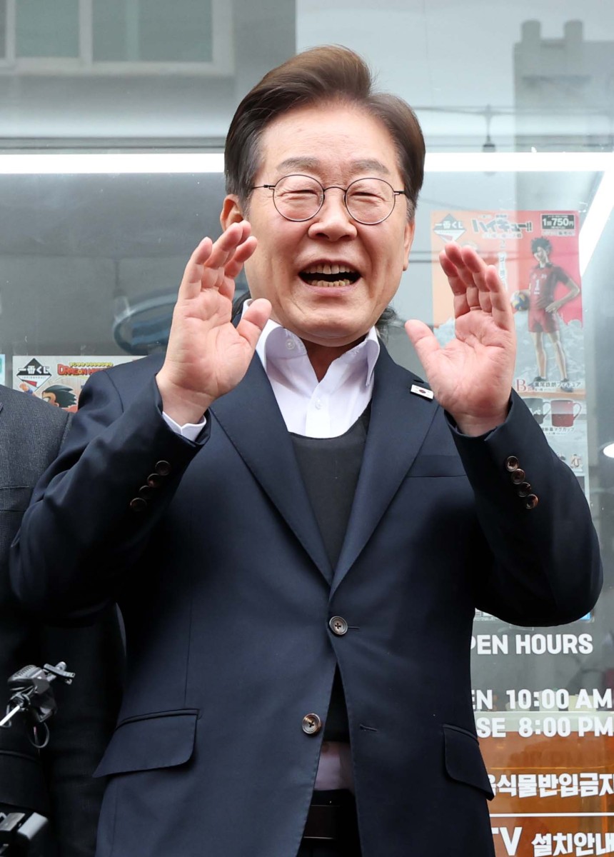 민심을 청취하는 경청 투어에 나선 이재명 더불어민주당 대선후보가 5일 경기 양평군 양평시장에서 즉흥 연설을 하고 있다.2025.05.05.사진제공=뉴시스