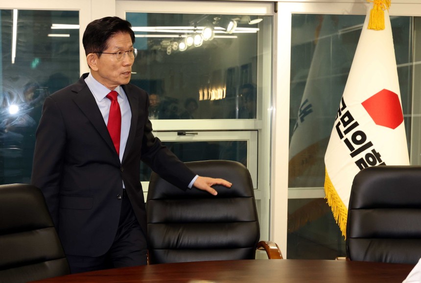 김문수 국민의힘 대선후보가 10일 오전 서울 여의도 국민의힘 중앙당사 대통령후보실에서 캠프 관계자들과 대책회의를 하기 위해 대기하고 있다.[뉴시스 제공]