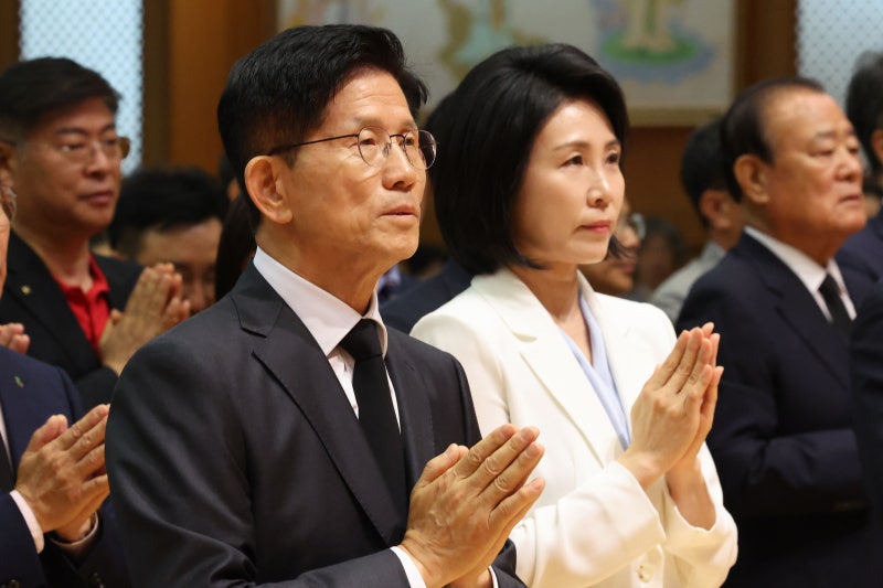 단양 구인사서 <b>김문수</b> 후보, <b>김혜경</b> 여사 <b>조우</b>