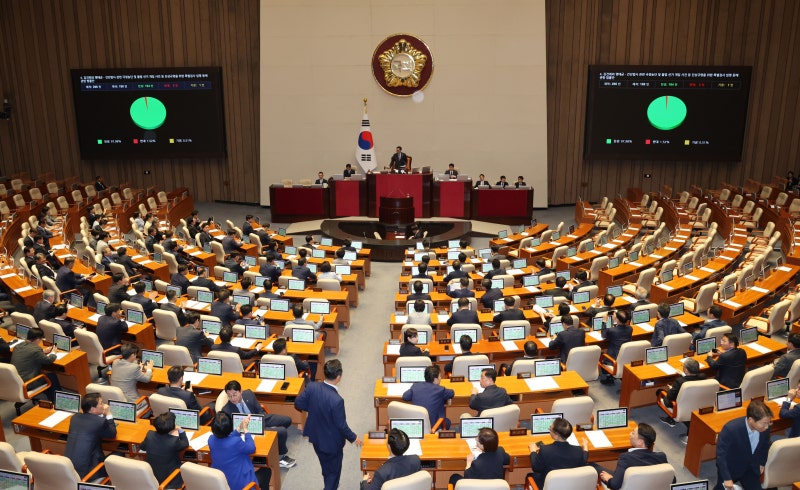 [속보] 검사징계법·<b>3대 특검법</b>, 국회 <b>본회의 통과</b>
